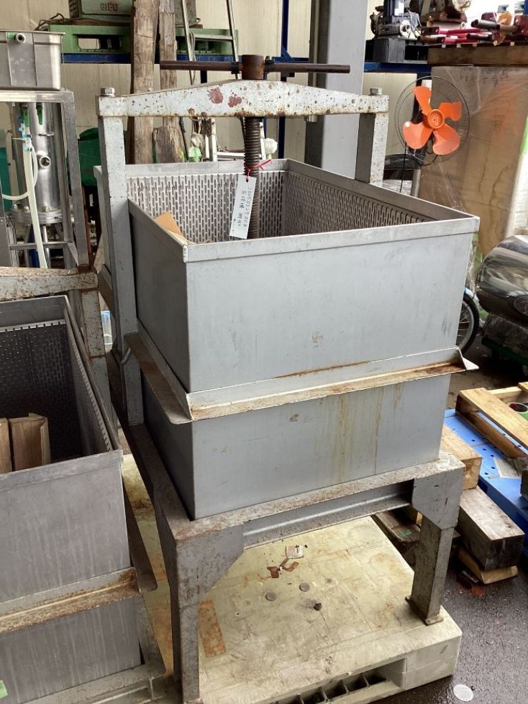 手回し式圧搾機　脚付きの画像