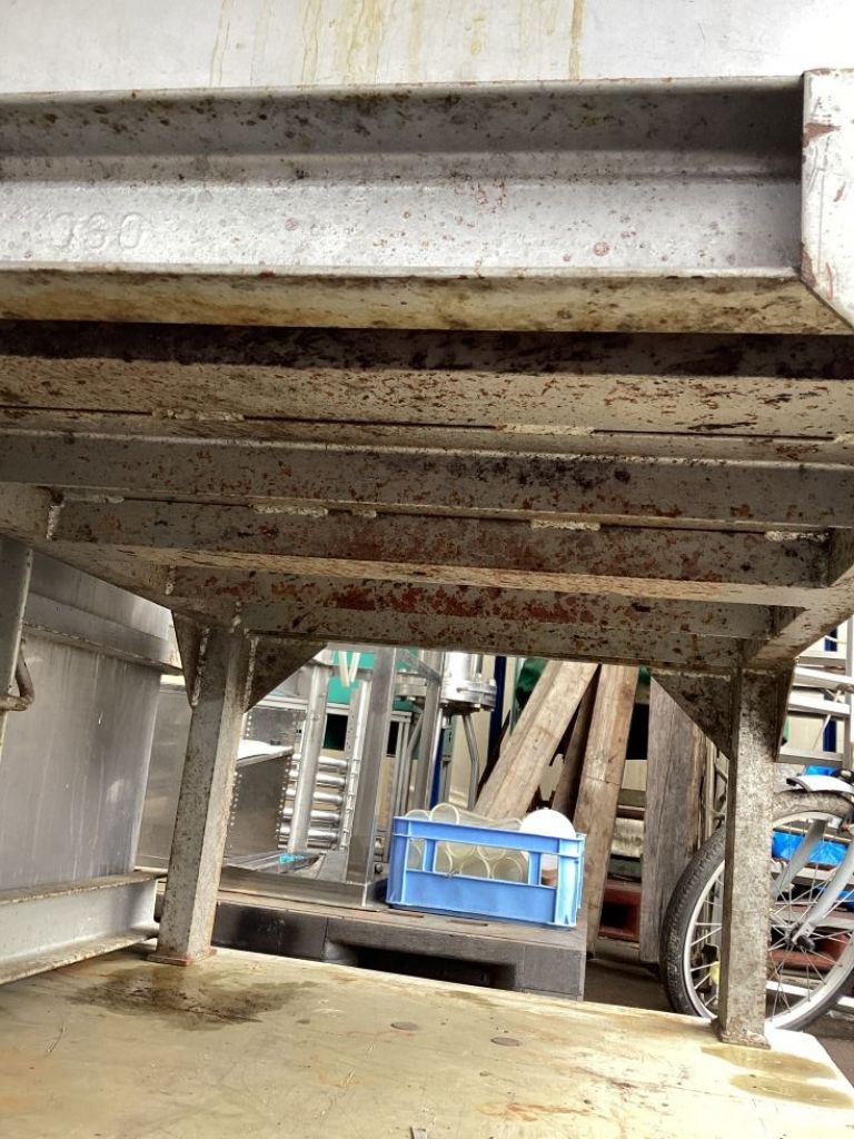 手回し式圧搾機　脚付きの画像