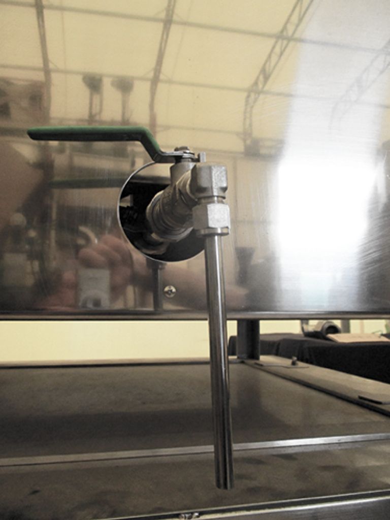 角型ステンレスタンク　架台付きの画像