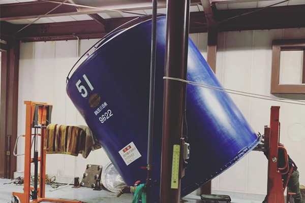 天井の低い現場でのタンク引き出し作業