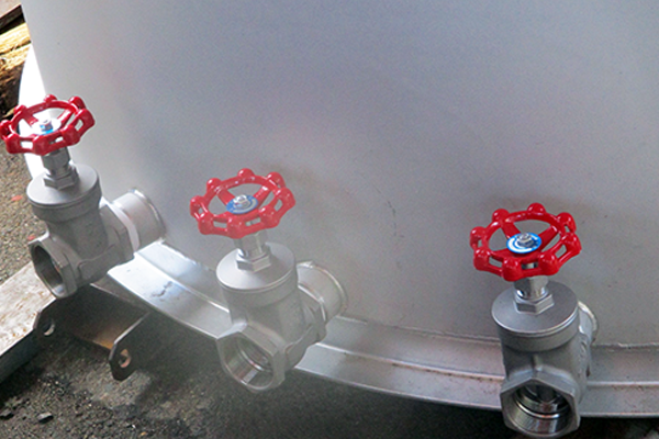 穴明け、バルブ取付